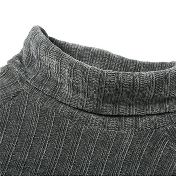 Cropped Turtleneck Sweater - Picture 3 of 4
